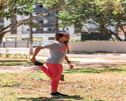 People stretching and exercising in a park in Colombia, focusing on healthy lifestyle